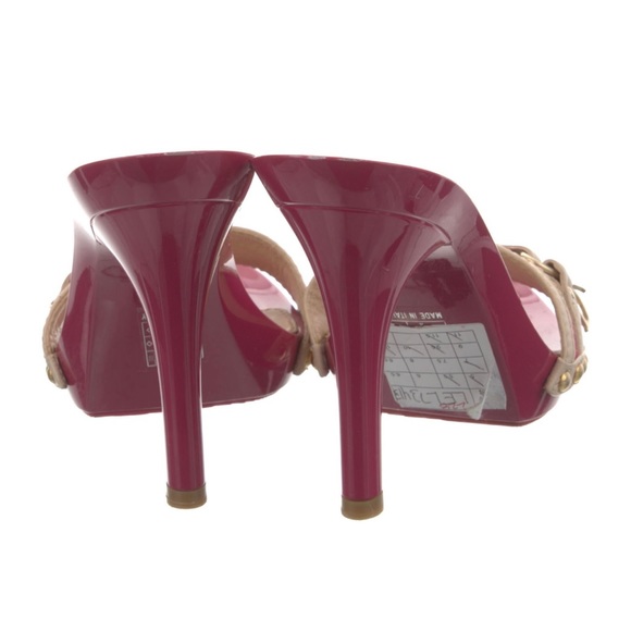 Worn for 1 Hour
• Christian Dior Slides
• Leather Trim
• Stiletto
• Box - Picture 2 of 5